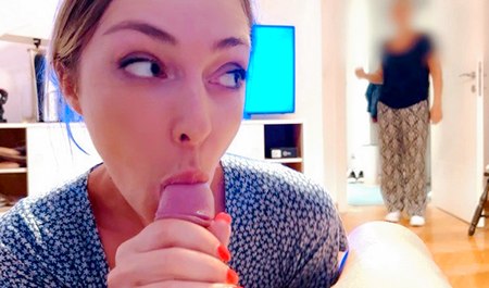 Nastya Sukhorukova ssie kutasa na oczach matki i jest bardzo zadowolona...