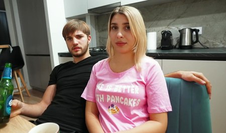 Jenny pieprzyła się w łóżku z przyjacielem męża, gdy ten był w innym pokoju