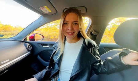 Facet poderwał dziewczynę do samochodu, a ona zrobiła mu loda