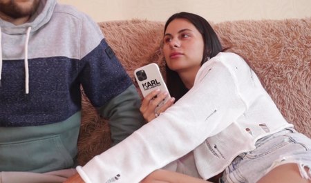 Annie Road dzwoni do swojego kolegi do domu i z łatwością uwodzi go na gorący seks