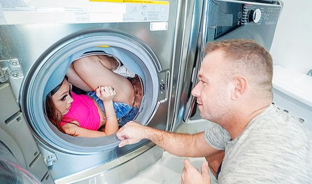 Facet jest zawsze zadowolony ze swojej pełnej wdzięku dziewczyny ze względu na małe dziurki i możliwość spermy na jej twarzy...