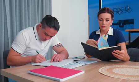 Przyszła uczennica dokładnie wyruchała korepetytorkę Lunę Roulette przy okazji...