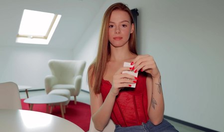 Gra w karty z piękną przyrodnią siostrą zakończyła się seksem w sypialni