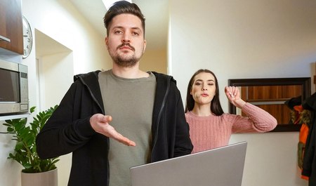 Playboy smaży dziewczynę za plecami swojego chłopaka