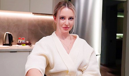 Przyrodnia siostra Mila Lyonesse pomaga przyrodniemu bratu rozładować napięcie seksualne