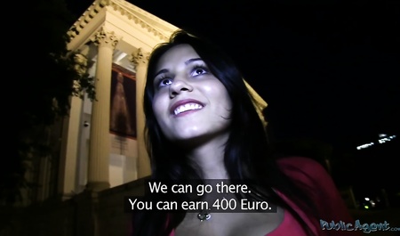 Podrywacz przeleciał dziewczynę za pieniądze na ulicy