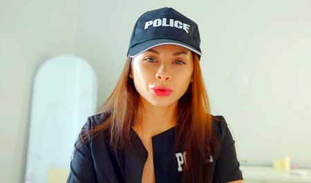 Loli Lips przeleciała koleżankę za próbę ostrego seksu na łóżku...