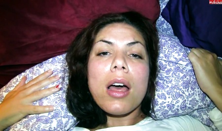 Facet masturbuje ręką pochwę swojej pijanej dziewczyny