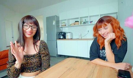 Żona znajomego masturbuje się podczas naszego domowego seksu