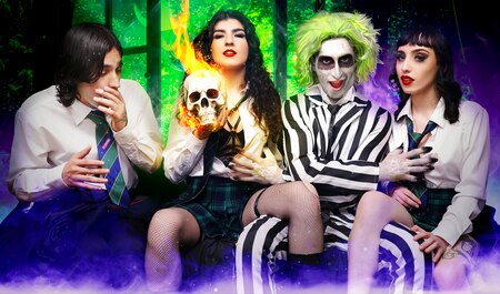 Przyrodnia siostra i jej przyjaciółka ruchają się z facetem za pomocą soku z żuka