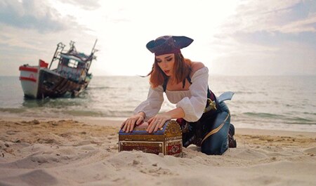 Sweetie Fox rucha się jak prawdziwy korsarz, kiedy tylko ma na to ochotę