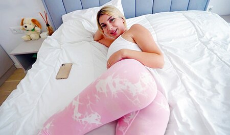 Podpaliłem stringi mojej przyrodniej siostry i pieprzyłem ją w garniturze