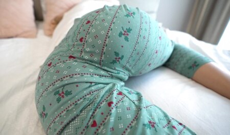 Marzy o seksie ze swoim przyrodnim bratem i oddaje do swojej dyspozycji jego kutasa