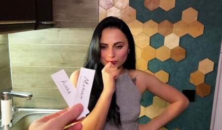 Сыграл в фанты с укринкой и та ему пососала член