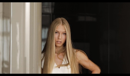 Dziewczyna i żona zabawiają młodego mężczyznę