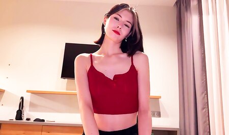 Мне пришлось надеть кондом, чтобы не сломать ей целку...