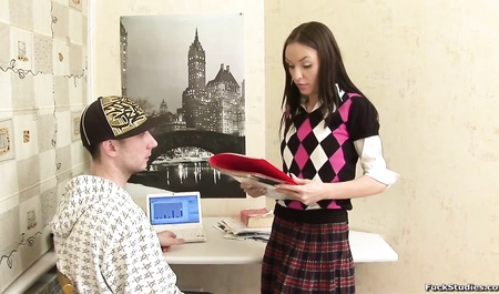 Facet pieprzy swoją dziewczynę jak ostatnia dziwka