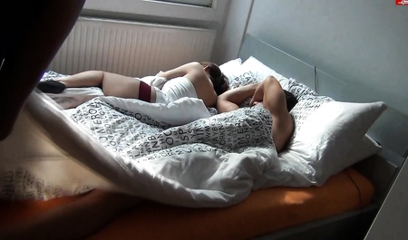 Gość ssie śpiącego właściciela domu