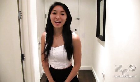 Chinka ssie kutasa przed kamerą