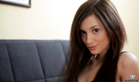 Rudowłosa ekspedientka masturbuje się swoją wygoloną cipką w recepcji szefa