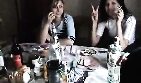 Seks grupowy w akademiku na prośbę solenizantki