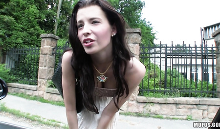 Podwiozłem dziewczynę do samochodu i ostro ją pieprzyłem poza miastem