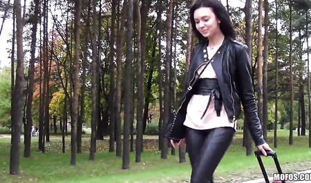 Rosjanin podwiózł brunetkę i zerżnął ją w zagranicznym samochodzie