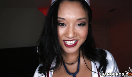 Azjatka Alina Li zostaje ostro lansowana we wszystkich dziurach w odgrywaniu ról