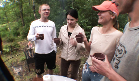 Studenci Uniwersytetu Samara uprawiają seks we wszystkie dziurki podczas pikniku nad Wołgą
